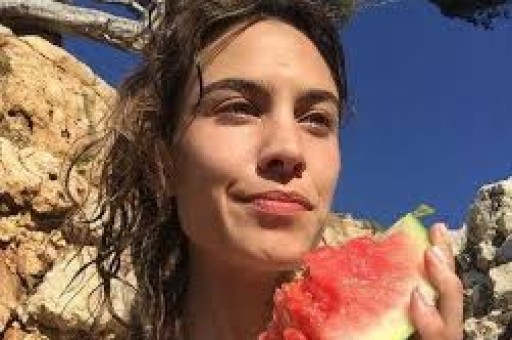 前TVB女星爆拍掌掴戏被真打半边脸微血管爆裂打人者是金像女星